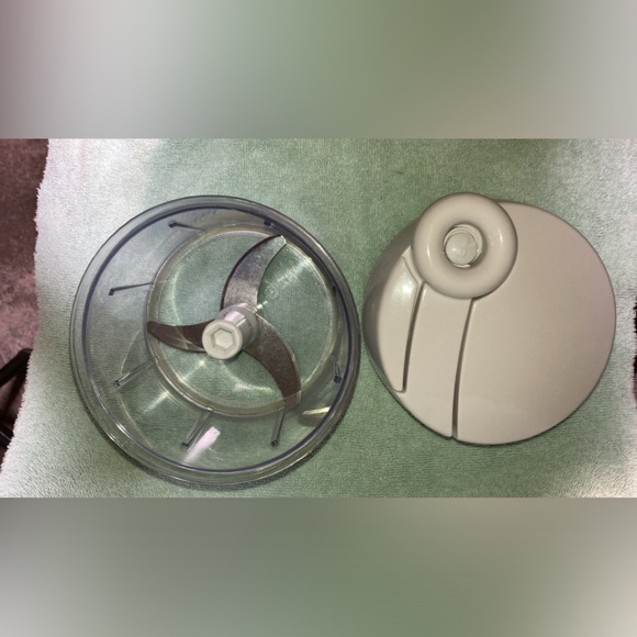 PAMPERED CHEF MANUAL FOOD PROCESSOR, INCLUDES HANDLE, LID & BOWL -PRE OWNED - Picture 4 of 14